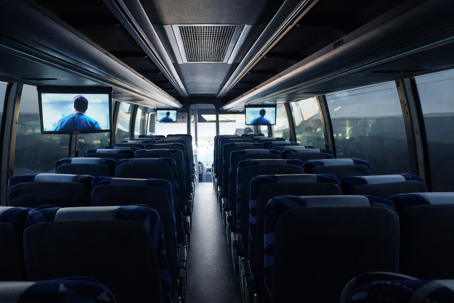 Audio y Video nterior de un autobús de pasajeros equipado con pantallas ambientales laterales que muestran contenido audiovisual, integradas al sistema de entretenimiento a bordo.